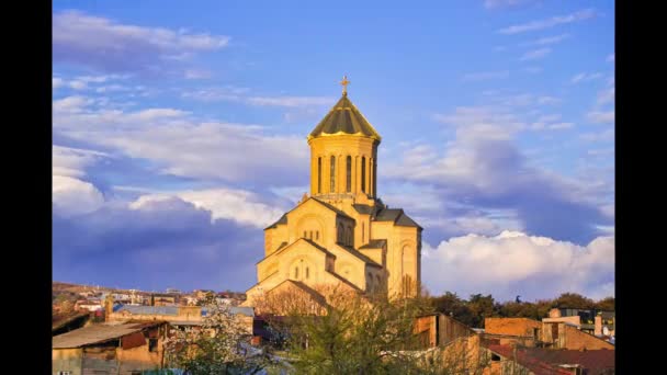 Orthdodox Szentháromság Székesegyház Tbilisziben Háztetőkkel Körülvéve Virágzó Tavaszi Fákkal Kartveliek — Stock videók