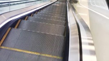 4.Boş asansör ve zemin kat. Galleria alışveriş merkezinde kimse yok. Dükkanların kapanması ve salgından etkilenen iş dünyası kavramı. 01.04.2020