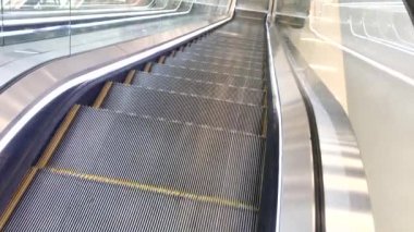 Boş asansör ve zemin katta Galleria alışveriş merkezinde kimse yok. Dükkanların kapanması ve salgından etkilenen iş dünyası kavramı. 01.04.2020