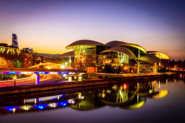 Mtkvari nehri geceleri Tiflis 'teki kamu hizmetleri binasının ve sokakların yansımalarıyla doludur. Georgia 'nın başkentinde seyahat ve mimarlık. 09.04.2020