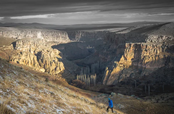 Hombre Persona Está Caminando Con Hermoso Paisaje Dramático Del Valle — Foto de Stock