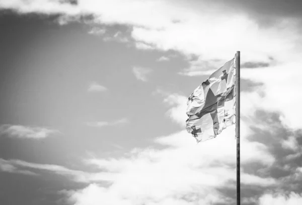 Musta Valkoinen Taustakuva Heiluttavasta Georgialaisesta Lipusta Taustalla Pilvet Taivas Talouden — kuvapankkivalokuva