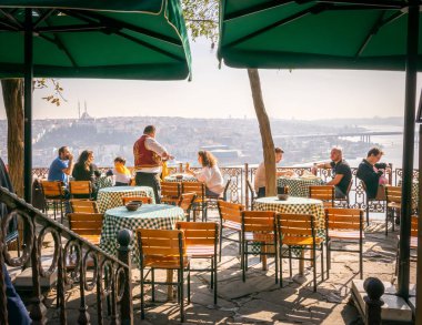 Tepenin tepesindeki Pierre Loti Kafe 'de oturan turist, arka planda İstanbul' un çarpıcı manzarasına sahip. İstanbulda popüler kafe ve restoranlar. Hindiyi. 10.11.2019