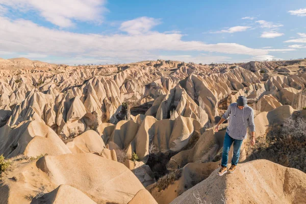 人们在岩石上漫不经心地走着 三脚架上带着智能手机 在一个风景秀丽的地方自拍 Cappadoci Turkey 2020的探索 — 图库照片