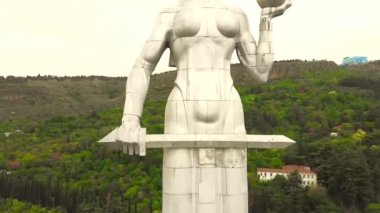 Elinde kase tutan dev kadın heykeli. Tiflis 'teki Gürcistan' ın annesi. SSCB mimarisi ve mirası. Georgia.20.05.20