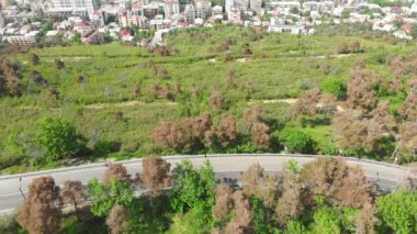 Tiflis 'te bir araba ve Vake semti gökdelenleri olan hava manzaralı bir yol. Kafkasya 'da şehir hayatı ve Gürcistan' da turizm kavramı. 2020