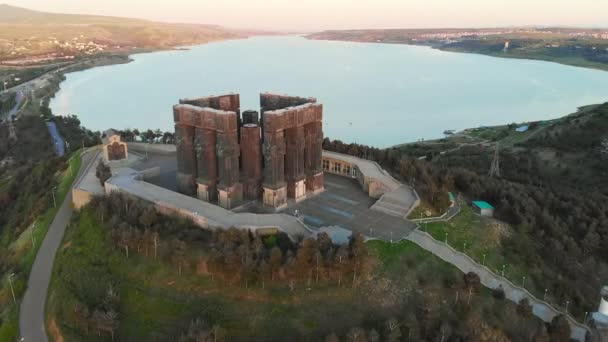 Vista aérea hasta el monumento de Crónicas de Georgia en Sakartvelo con el lago de Tiflis al fondo. Lugares turísticos y de interés turístico en el Cáucaso. Tiflis Georgia. 2020 — Vídeo de stock