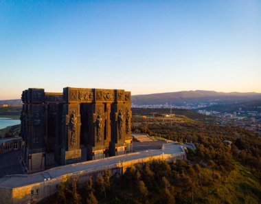 Dramatik hava görüntüsü, Chron 'un dev sütunlarının tepesine kadar iniyor.