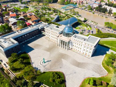 Rike Park ve Mtkvari nehri yan taraftayken başkanlık sarayı. Gürcistan politikası ve yasaları. Tiflis. Georgia. 15.05.2020