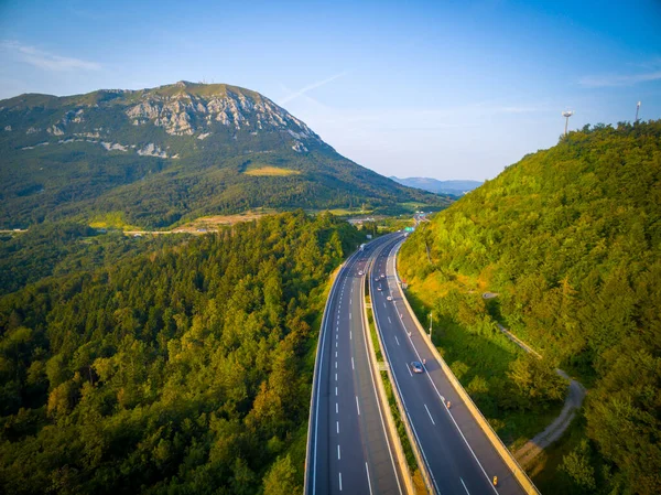 Dramática Vista Aérea Montañas Carreteras Eslovenia Concepto Tráfico Rutas Escénicas —  Fotos de Stock