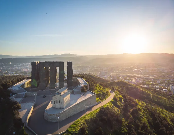 Dramatik hava görüntüsü, Chron 'un dev sütunlarının tepesine kadar iniyor.
