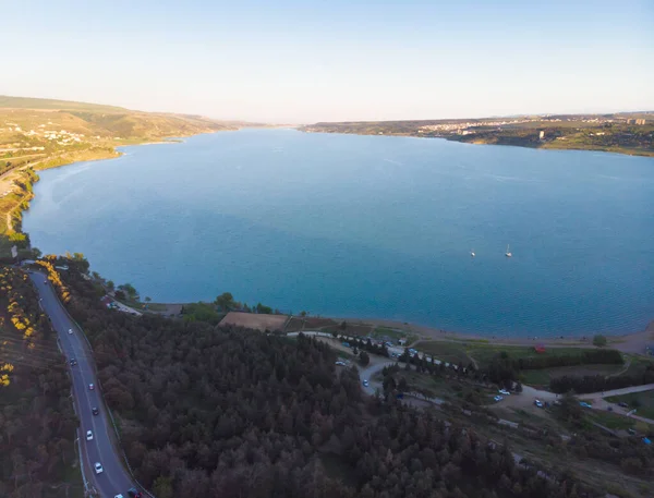 Tiflis deniz rezervuarının çevresindeki yeşil doğa ve caddenin yakınındaki hava manzarası. Su temini, kirlilik konsepti 4 ve Georgia 'da eğlence. 2020
