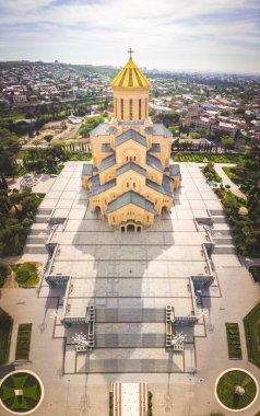 Tiflis 'teki ortodoks kutsal kilisesi 4' ün etrafında bir sürü hortum ve çiçek açan bahar ağaçları var. Din ve Kartacalıların kültürü. Sakartvelo.11.04.2020