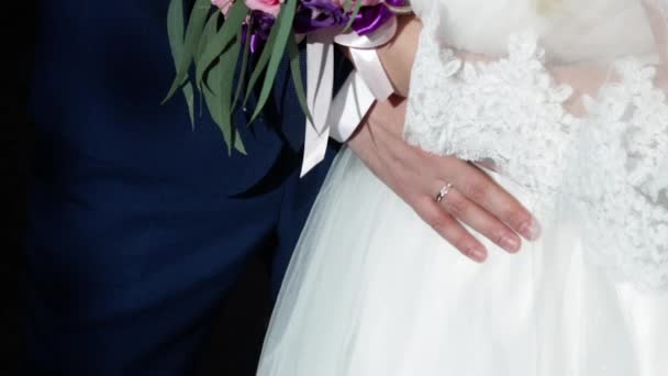 Een hand in hand close-up van pas getrouwd stel — Stockvideo