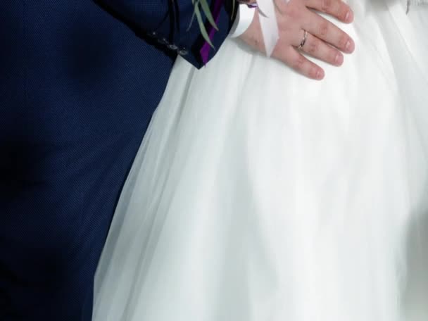 Тримаючи руки разом, крупним планом щойно одружена пара — стокове відео