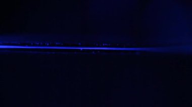 Mavi ışıkta kaynayan bir su