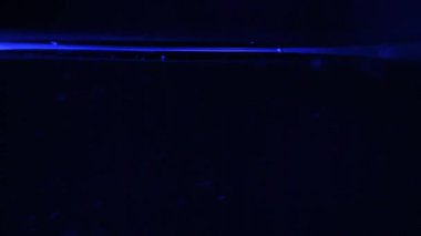 Mavi ışıkta kaynayan bir su