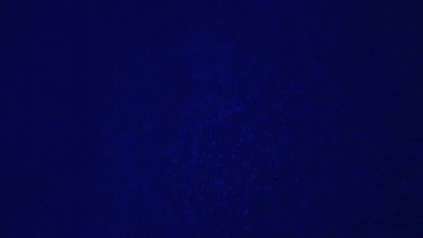 Un agua hirviendo cerca en luz azul — Vídeo de stock