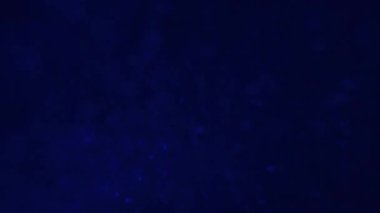 Mavi ışıkta kaynayan bir su