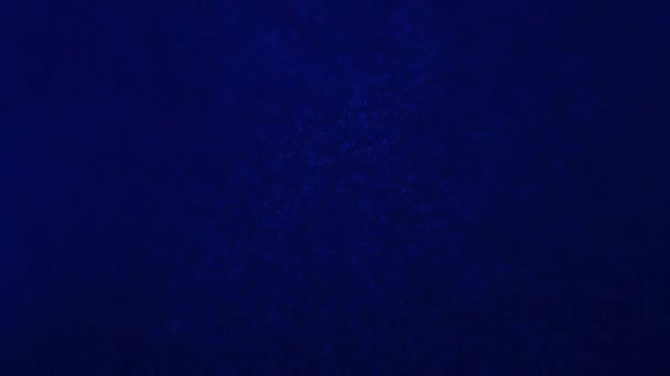 Een Kokend Water Dichtbij Blauw Licht — Stockvideo