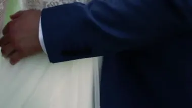 Karı ve kocanın elleri birbirine dokunuyor ve birbirlerine tutunuyorlar. Düğün günü karı ve kocanın ellerinin yakın çekimi.