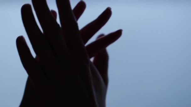 夫と妻の手を触れ 青い水の背景に一緒に保持します 結婚式の日に夫と妻の手を閉じて — ストック動画