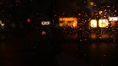 Gece şehir caddesinde yağmur yağarken sönmüş ışıklar. Yağmurlu gece sokak manzarası Saint-Petersburg, Rusya 'da toplu taşıma penceresinden geçti