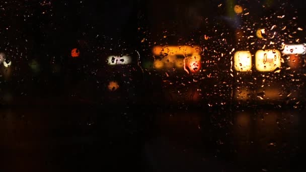 Defocked Lichten Nacht Stad Straat Terwijl Het Regent Rainy Night — Stockvideo