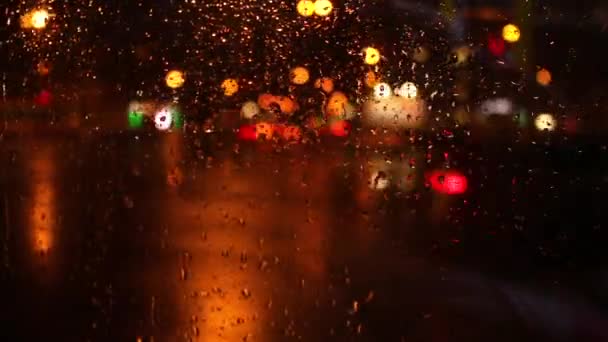 Luzes Desfocadas Rua Cidade Noturna Enquanto Rainnnig Rainy Night Street — Vídeo de Stock