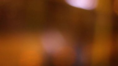 Gece şehir caddesinde yağmur yağarken sönmüş ışıklar. Yağmurlu gece sokak manzarası Saint-Petersburg, Rusya 'da toplu taşıma penceresinden geçti