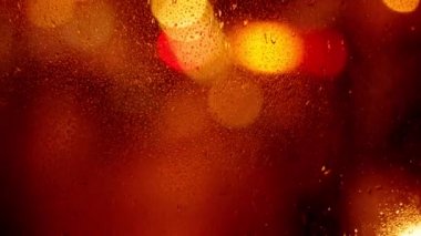 Gece şehir caddesinde yağmur yağarken sönmüş ışıklar. Yağmurlu gece sokak manzarası Saint-Petersburg, Rusya 'da toplu taşıma penceresinden geçti