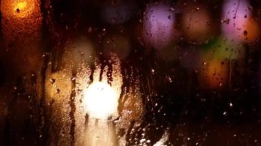 Gece şehir caddesinde yağmur yağarken sönmüş ışıklar. Yağmurlu gece sokak manzarası Saint-Petersburg, Rusya 'da toplu taşıma penceresinden geçti