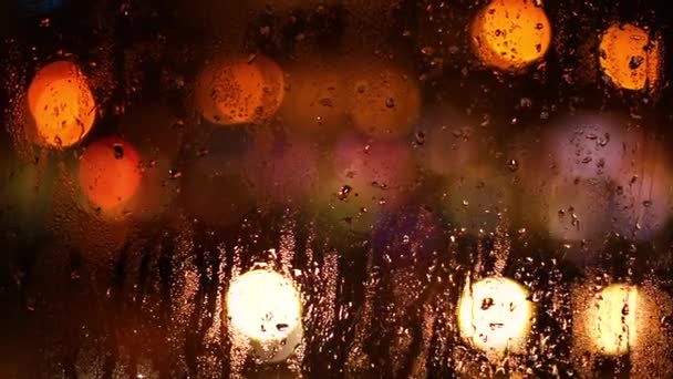 雨が降っている間 夜の街の街路灯が消灯します ロシアのサンクトペテルブルクでの公共交通機関の窓からの雨の夜の通りの景色 — ストック動画