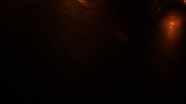 Defokussierte Lichter Der Nacht Stadtstraße Während Regnet Blick Durch Das — Stockvideo