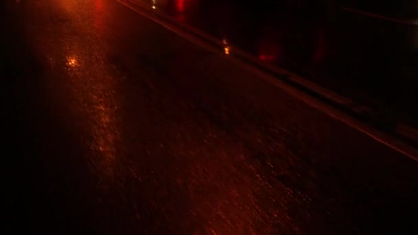 Luzes Desfocadas Rua Cidade Noturna Enquanto Rainnnig Rainy Night Street — Vídeo de Stock