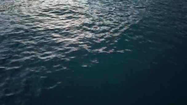 Spokojna Powierzchnia Morza Zamyka Się Zachodzie Słońca Widok Niskiego Kąta — Wideo stockowe