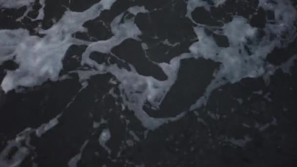 Meeresgezeiten Aus Nächster Nähe Auf Steinuferhintergrund Meeresoberfläche Hautnah Bei Sonnenuntergang — Stockvideo