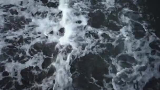 Παλίρροια Της Θάλασσας Πλησιάζει Στο Πέτρινο Φόντο Επιφάνεια Της Θάλασσας — Αρχείο Βίντεο