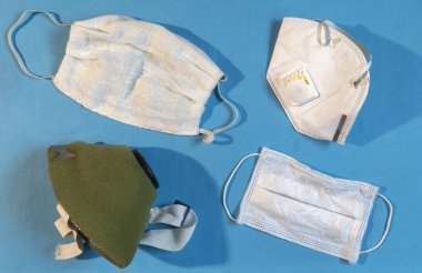 Maskeler ve solunum cihazları solunum koruma konsepti, mavi arka plan. Bu ekipman insanları kirleticilerden ve enfeksiyonlardan korur. Üst görünüm, yatay yönelim resmi.