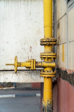 Boruda dönme dolap olan eski vanalar doğal gaz dağıtımını sağlar ve gerekirse kapatır. Vananın yanındaki boruya bir flanş yerleştirildi. Sistem apartmanın hemen yanında.