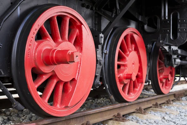 Lindo detalle de ruedas rojas de locomotora de contraste —  Fotos de Stock