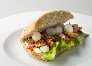 Pastırma, yeşil salata ve soğan ile Brad Flat