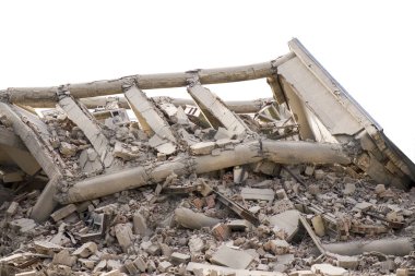 Endüstriyel beton bina deprem tarafından tahrip edildi. Enkaz, toz ve çöken binalarla dolu felaket sahnesi.