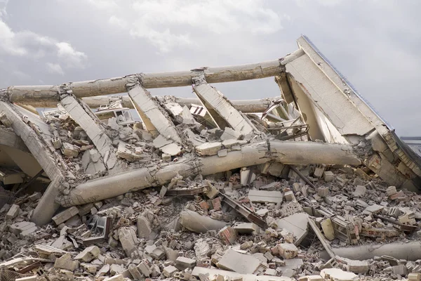 Yukarıda fırtınalı bulutlar olan hasarlı ev