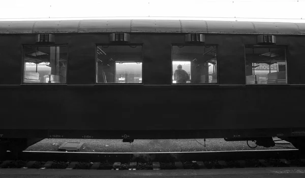 等着一个男人从窗户往外看的老式火车车厢 — 图库照片