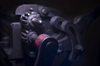 Yağlı siyah el bükme makinesi yarı sert ışık ve gölgede. Poster gerekçesi. Duvar resmi. Monokromatik. Işık ve gölge oyunu