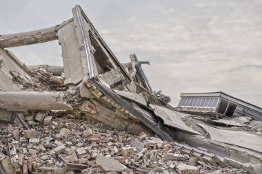 Çökmüş endüstriyel beton bina. Ev yıkıntıları ve molozlar.