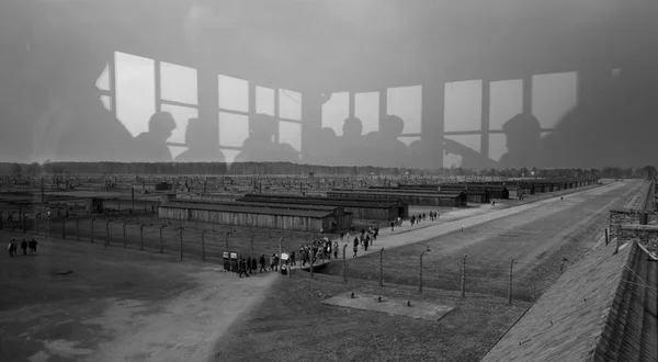 Widok Obóz Koncentracyjny Wieży Ludźmi Odbitymi Oknach — Zdjęcie stockowe
