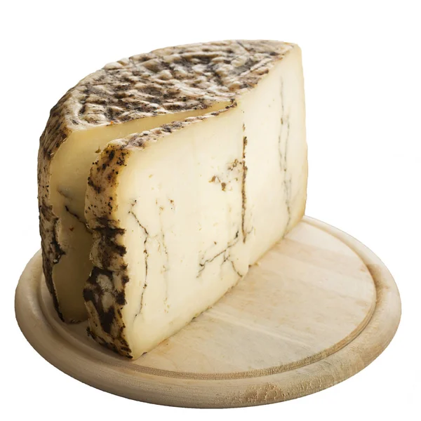 Pain de fromage aux truffes isolé sur une assiette en bois — Photo