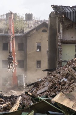 Makine ve harap evlerin yıkım sitesi